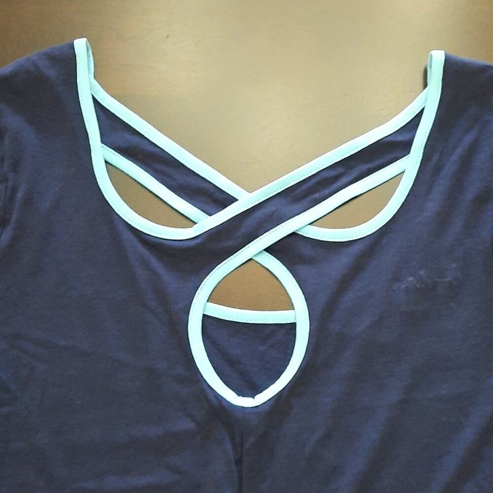Boden Cross Keyhole Back Tee - Picture 4 of 6
